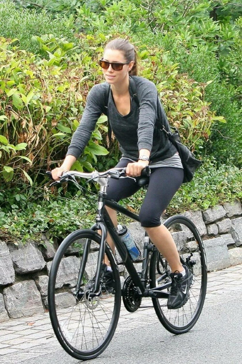Джессика Альба на велосипеде