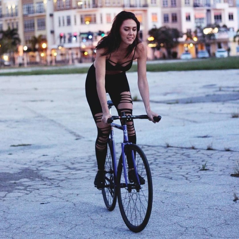 Девушка на фиксе