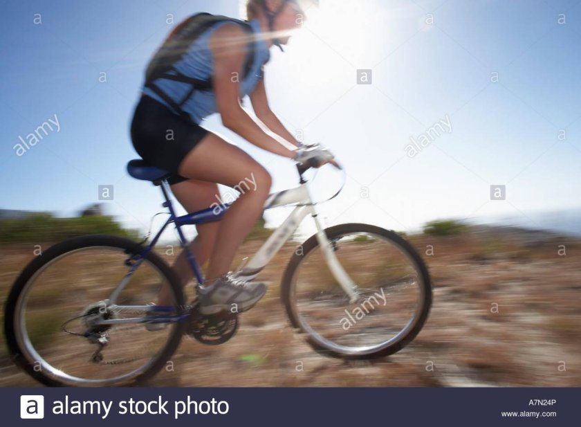 Женщина на велосипеде