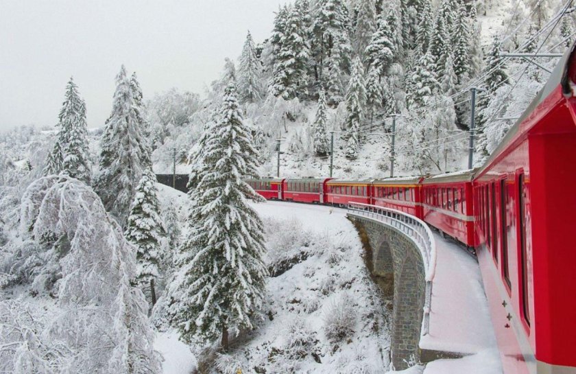 Ретийская железная дорога в Швейцарии зимой