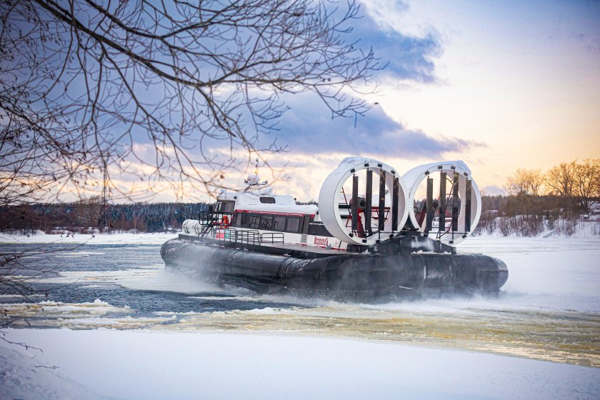 Судно на воздушной подушке водоход