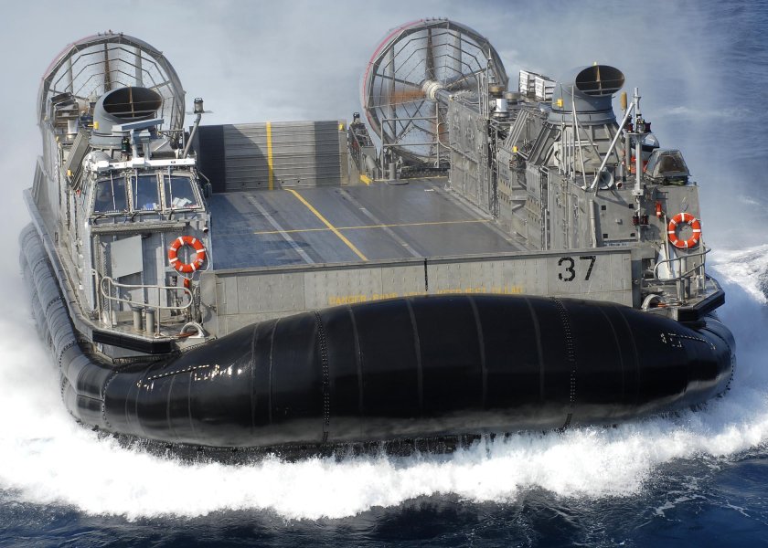 Десантный катер LCAC