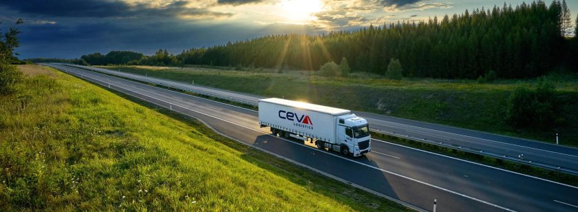 Фура едет по трассе