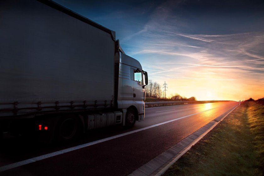 Фура на дороге