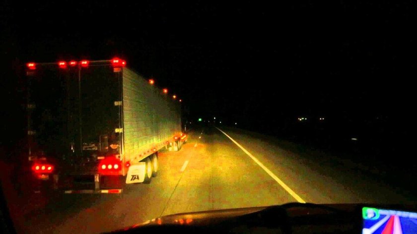 Фура ночью на трассе