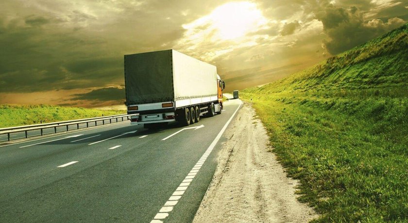 Грузовик на дороге