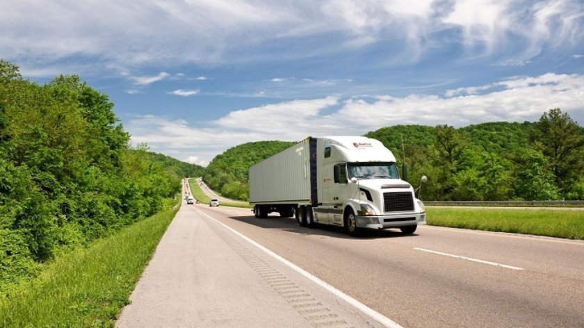 Грузовик едет