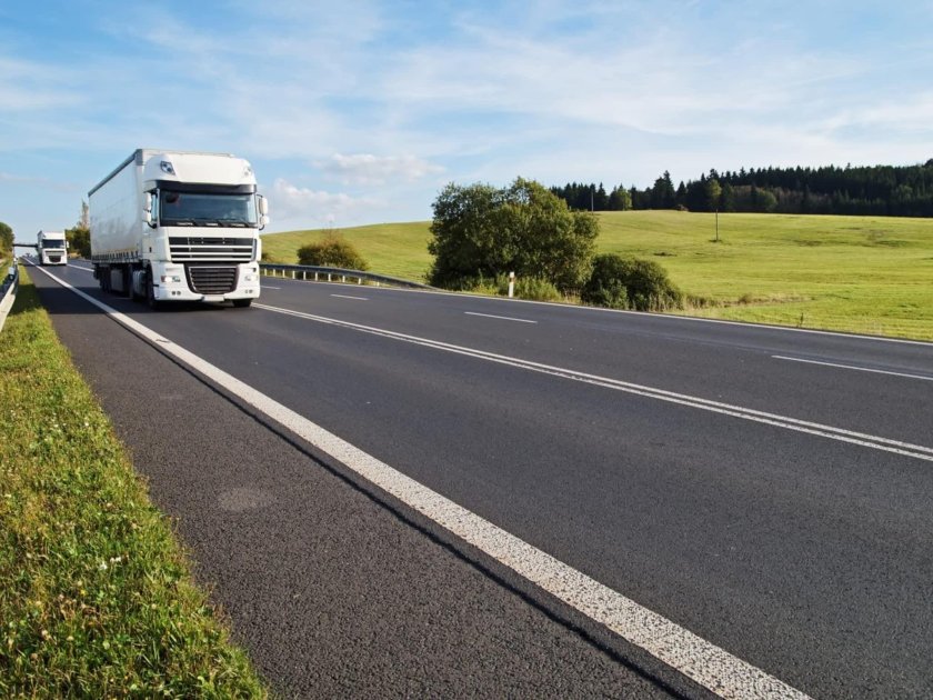 Грузовик едет по дороге