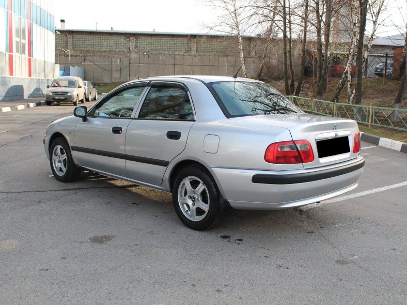 Мицубиси Каризма 2003 седан