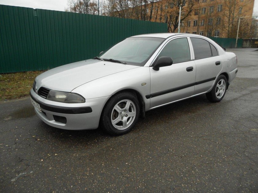 Mitsubishi carisma 2001 седан