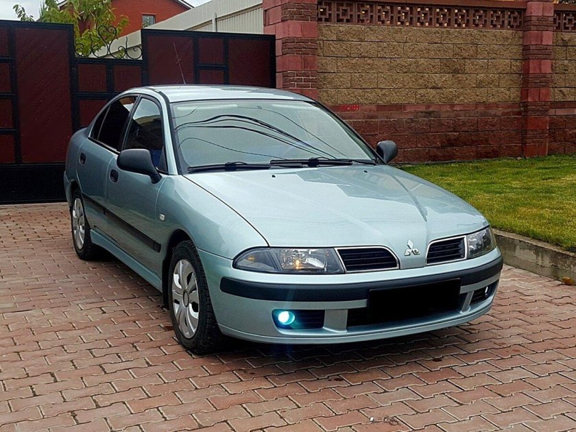 Митсубиси Carisma 2003