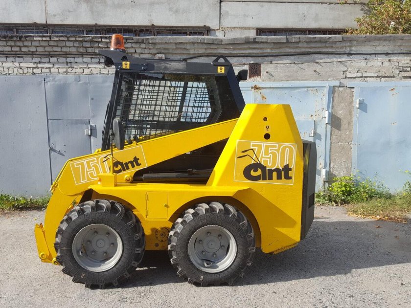 Мини-погрузчик Ant 750