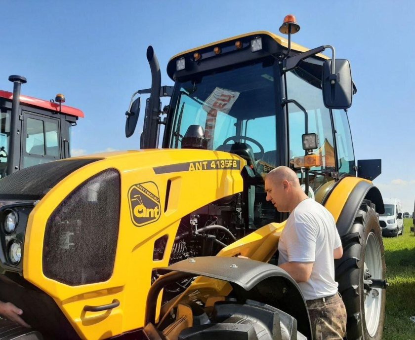 Трактор ант