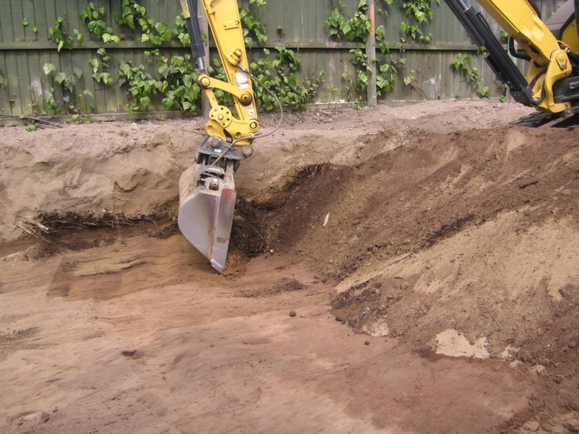 Рытье траншеи с креплением откосов