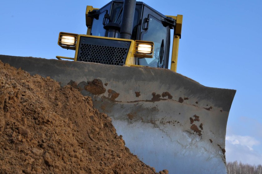 Бульдозер с грунтом