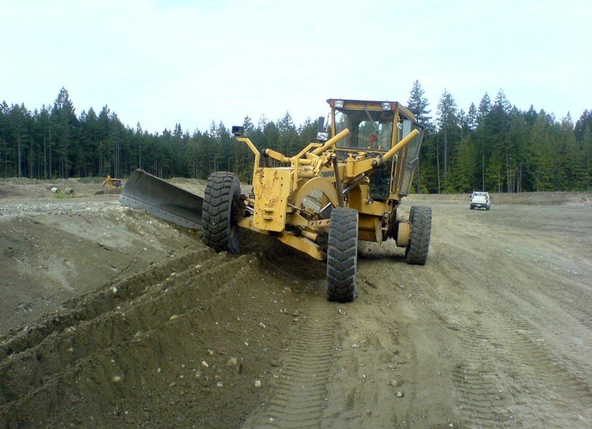 Планировка откосов автогрейдером Джон Дир