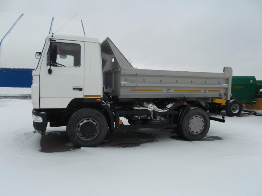 Грузовик МАЗ 5550 самосвал