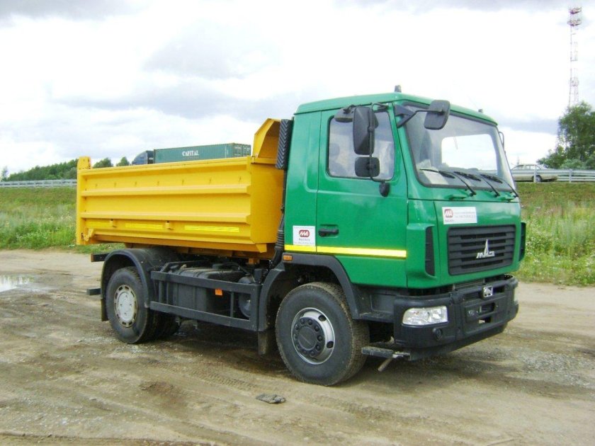 Грузовик МАЗ 5550 самосвал