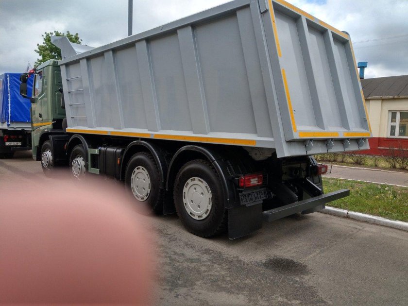 МАЗ 4 осный самосвал