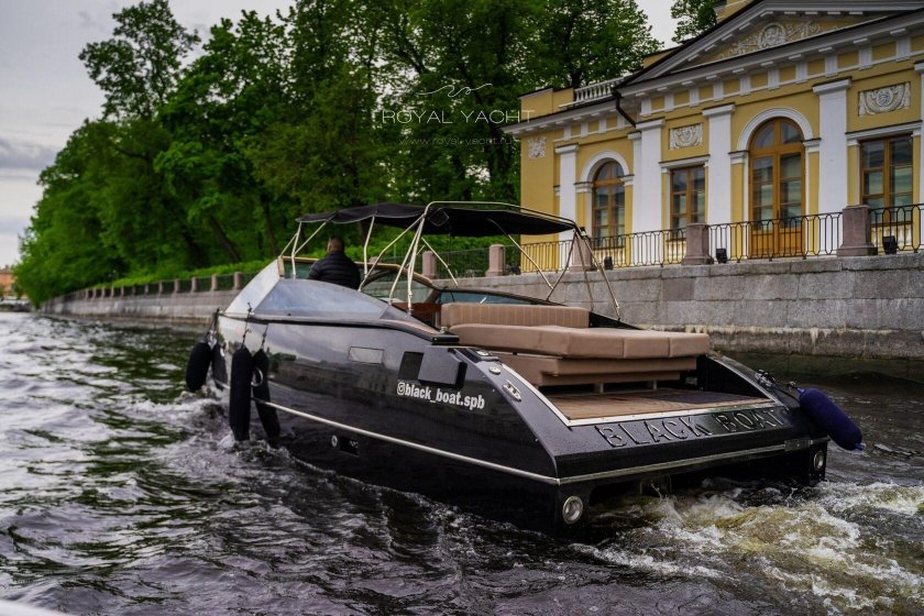 Velvette 33 Black Boat