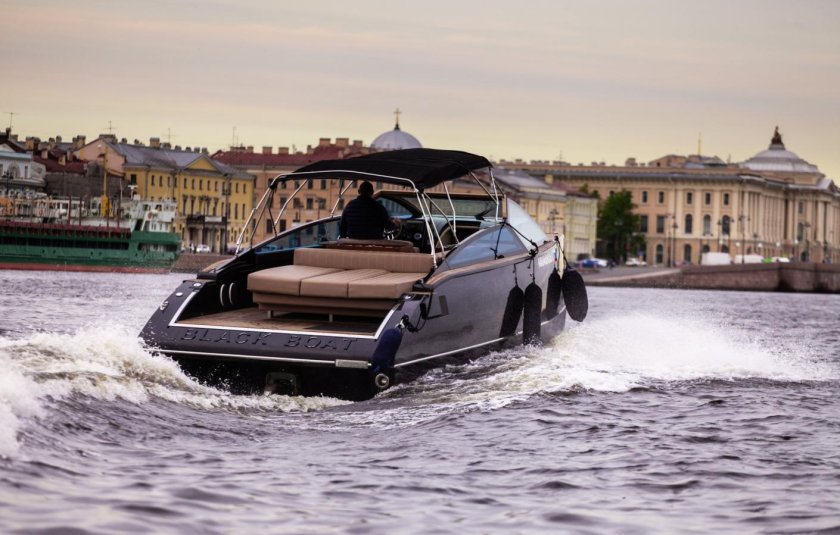 Cruiser 33 Intelligent Black Boat