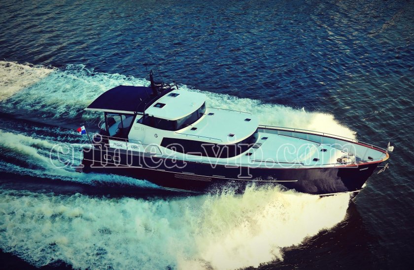 Водоизмещающая моторная яхта