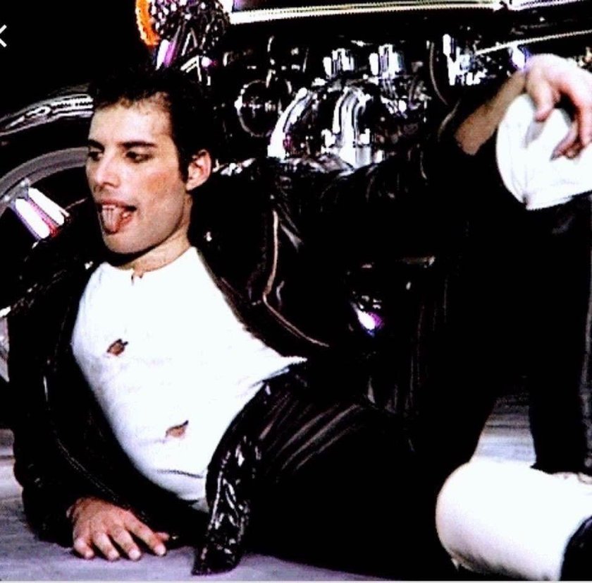 Фредди Меркьюри в кожаных штанах