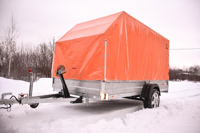 Оранжевый тент на прицеп