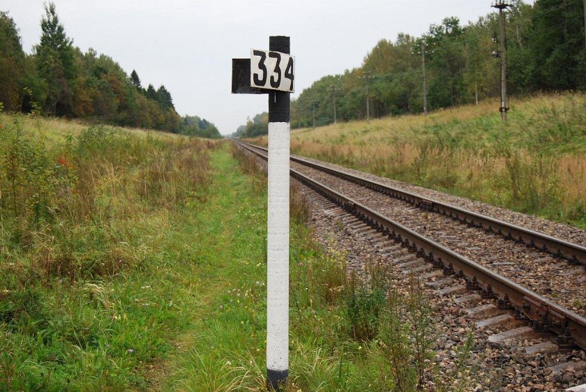 Километровый столбик на железной дороге
