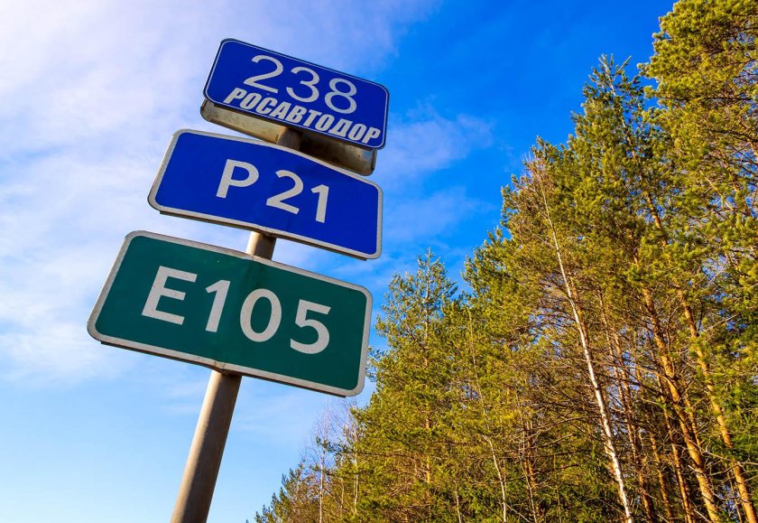 Километровые указатели на дороге