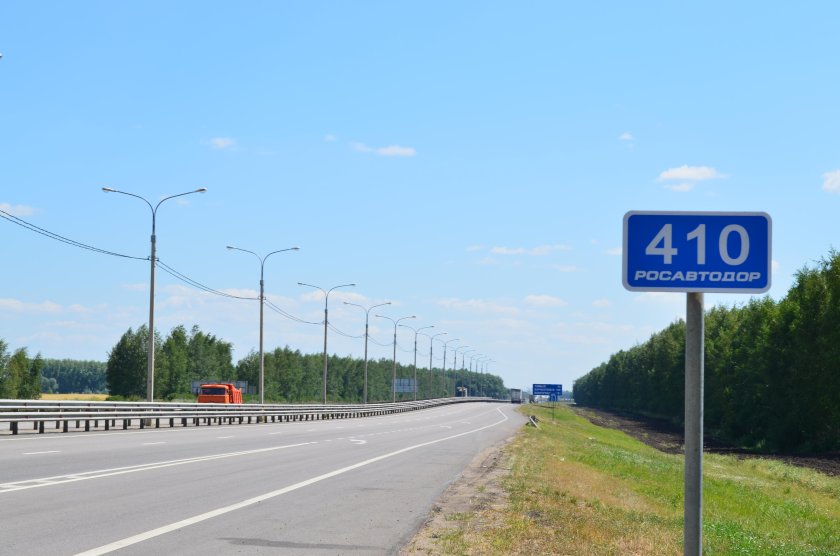 Километровый знак на дороге