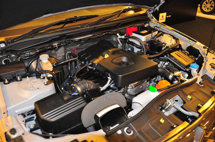 Двигатель под капотом