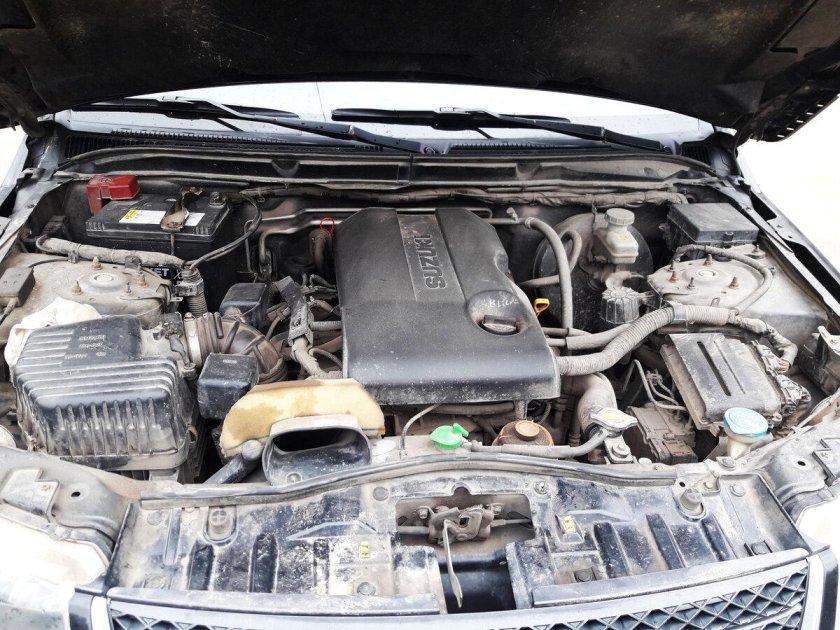 Подкапотное пространство Suzuki Grand Vitara