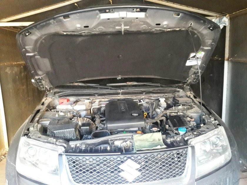 Подкапотное пространство Suzuki Grand Vitara