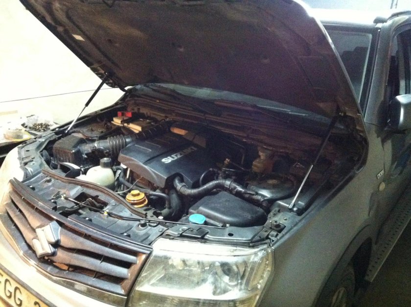 Газовые упоры капота Сузуки Гранд Витара 2011