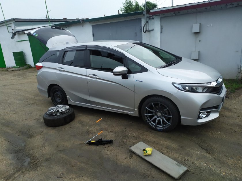 Honda Fit Shuttle на 16 колесах