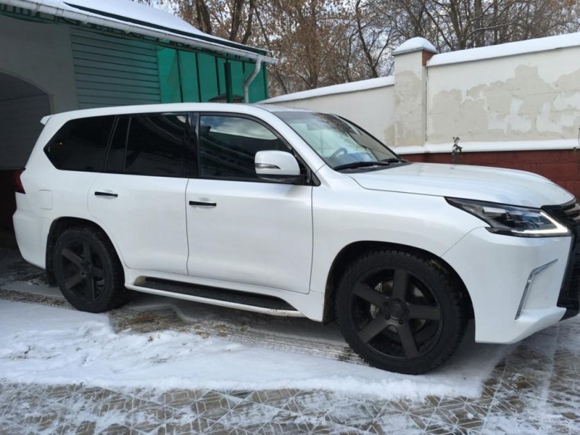 Лексус 570 белый тонированный