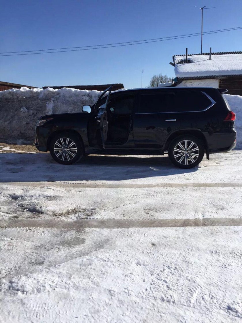 Черный Лексус 570 зима