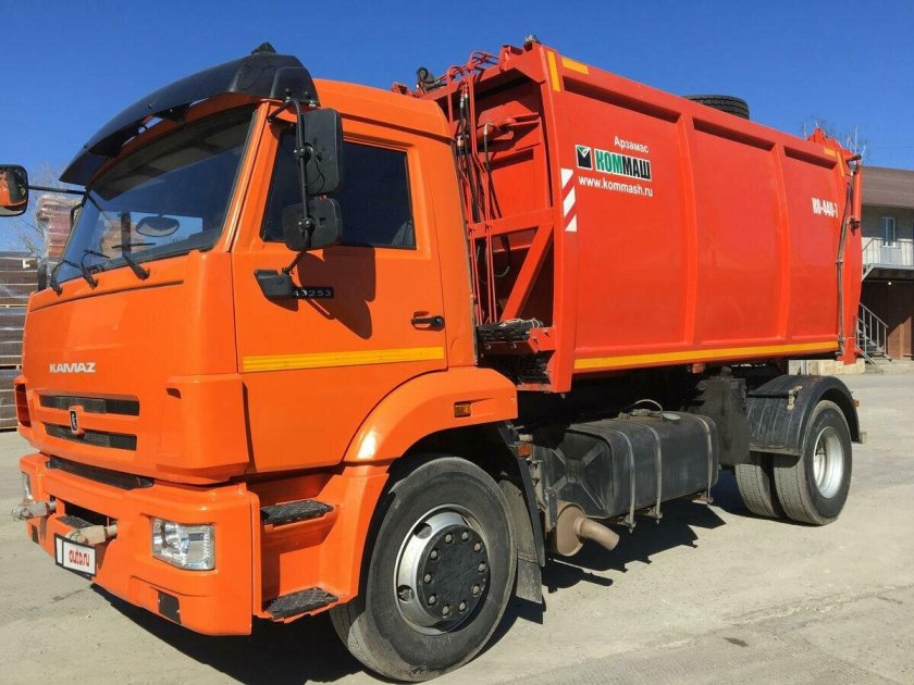 Оранжевый мусоровоз КАМАЗ 43253