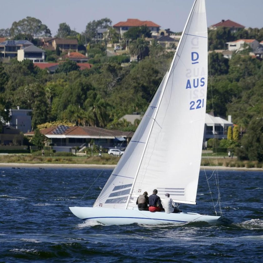 Парусная яхта