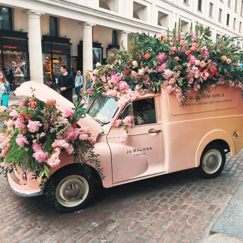 Розовая машина с цветами