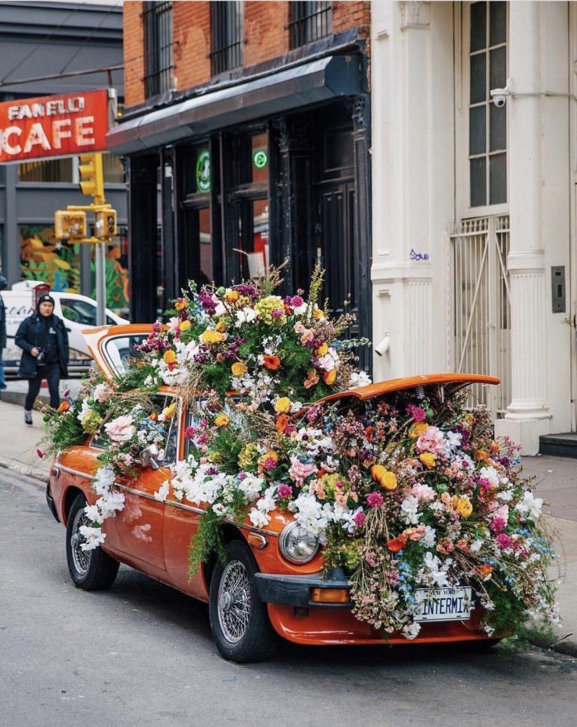 Машина в цветах