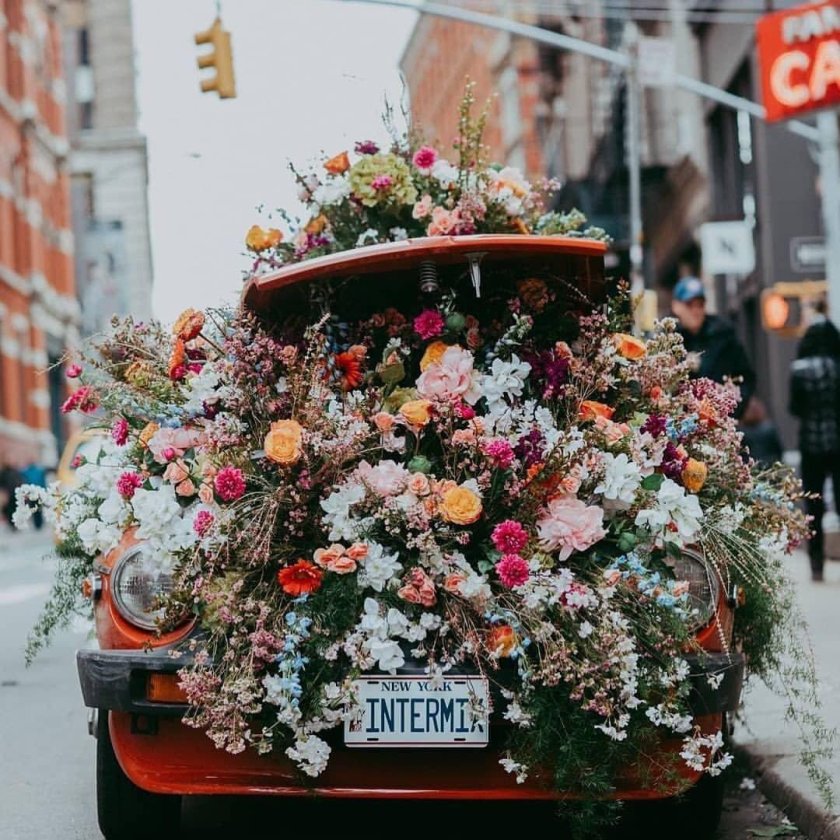 Машина в цветах