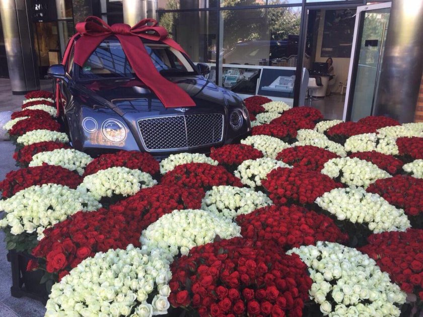 Розы в машине