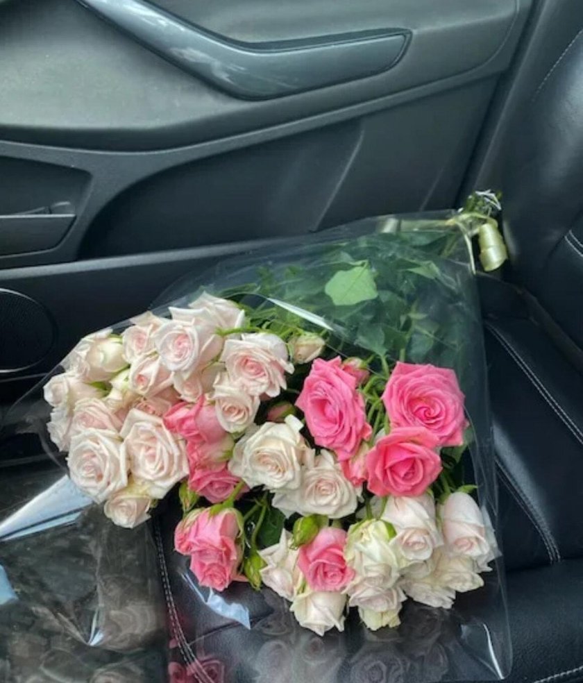 Букет цветов в машине