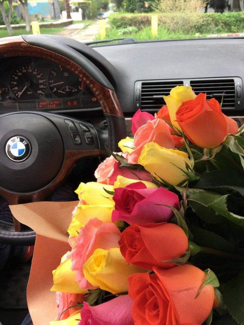 Букет в салоне автомобиля