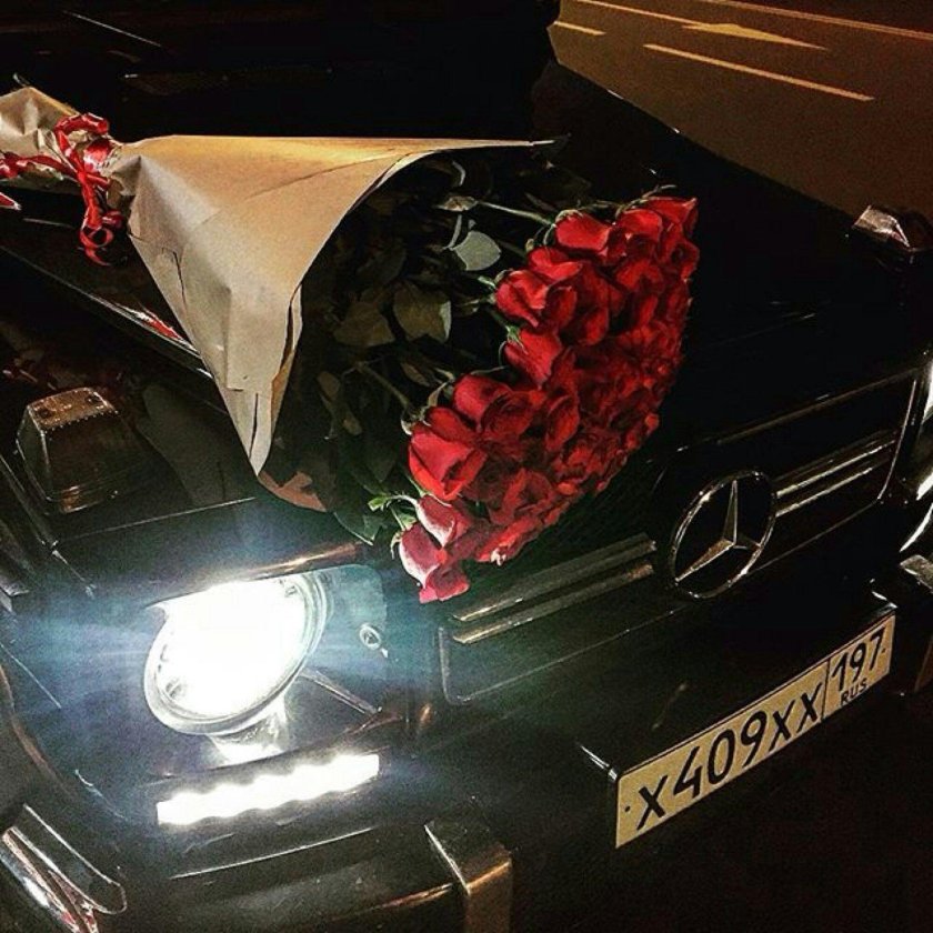 Букет цветов на капоте машины