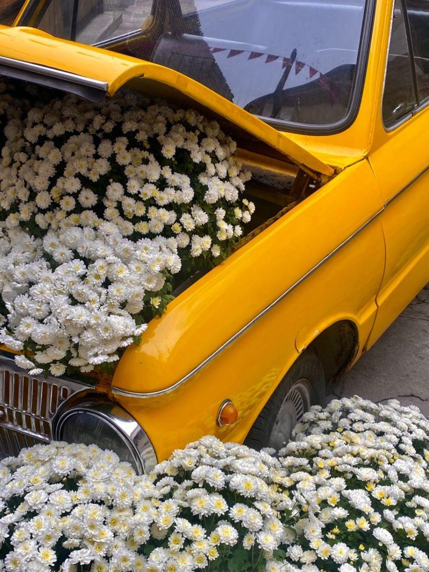 Желтая ретро машина