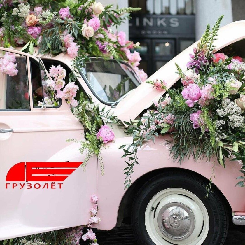 Розовая машина с цветами