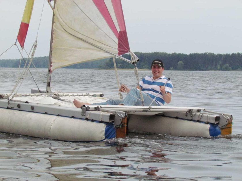 Надувной парусный катамаран